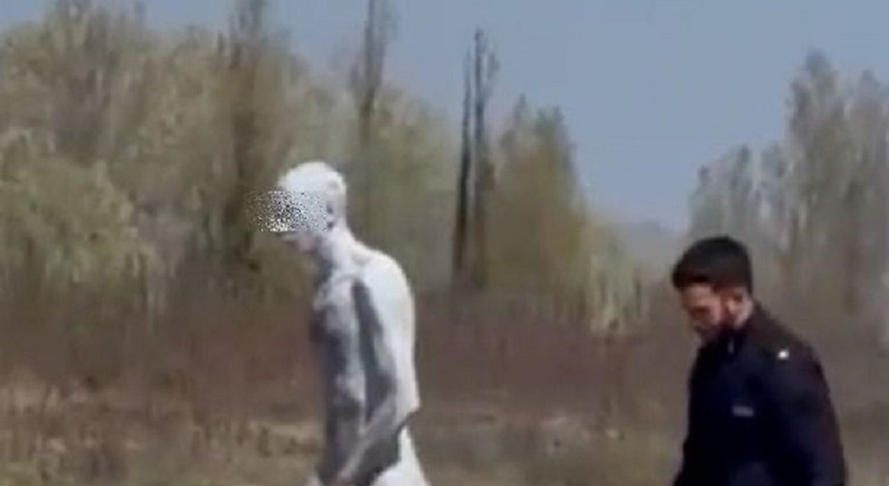 Finto cadavere sulla spiaggia del Lido, artista crea il panico per una protesta