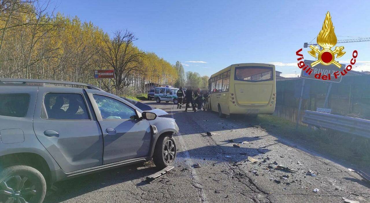 Trivolzio, scontro tra scuolabus e auto: feriti dieci bambini, grave un ventenne
