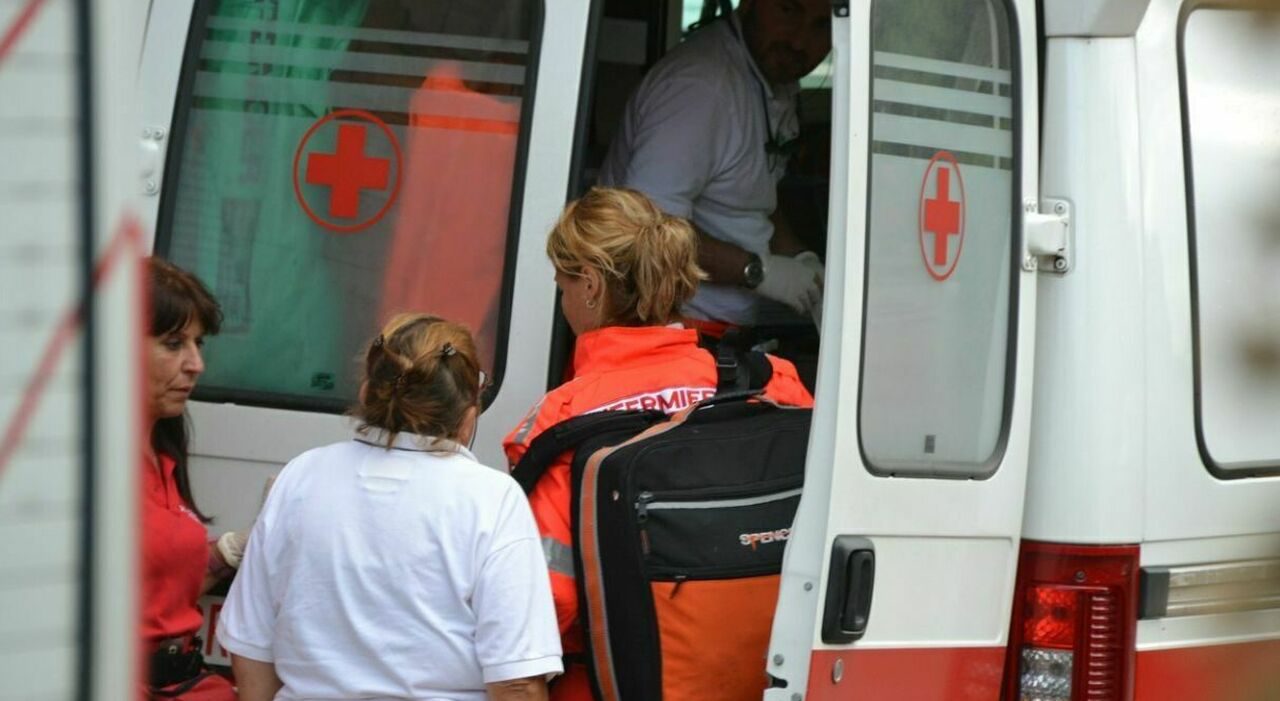 Accoltellato a scuola a Napoli, 14enne ferito nei bagni: denunciati due minorenni