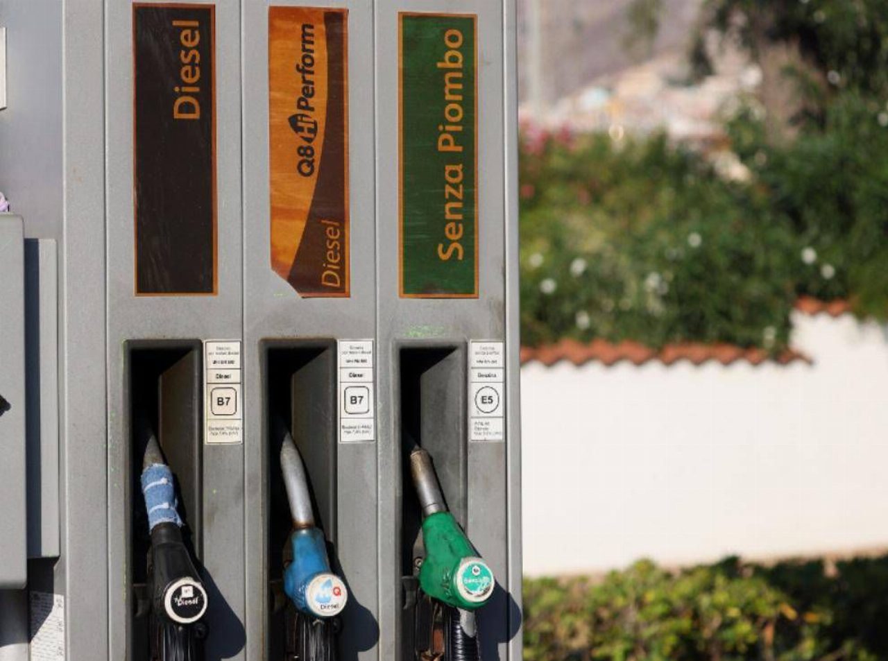 Governo verso la proroga del taglio accise sui carburanti, restano i nodi sulle risorse