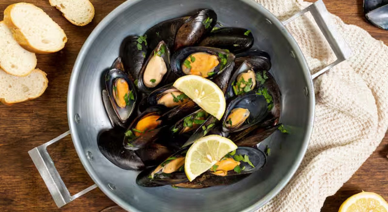 Zuppa di cozze a Napoli, sicurezza e tradizione contro i timori per l