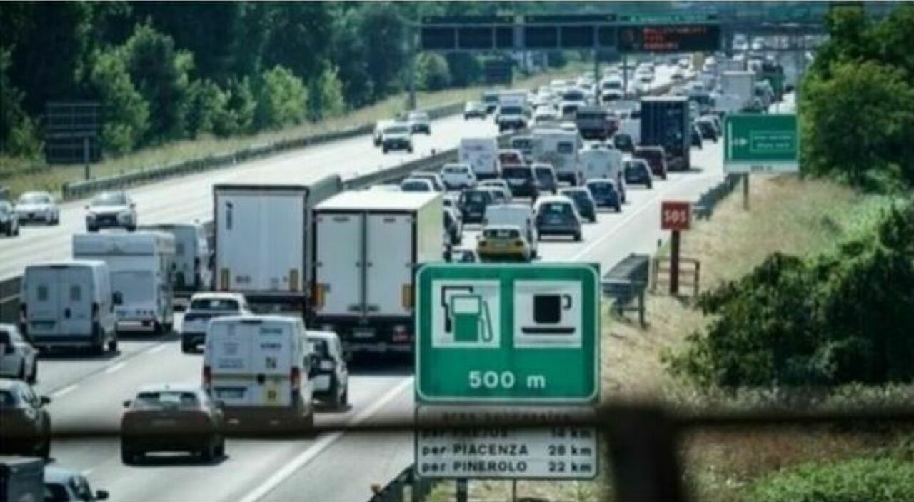 Pasqua 2026, traffico intenso sulle strade italiane: giorni e orari da evitare