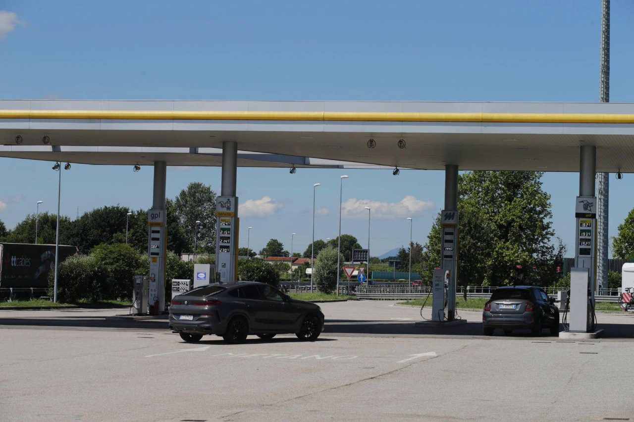Carburanti, sconto di 5 centesimi al litro nelle aree Cav
