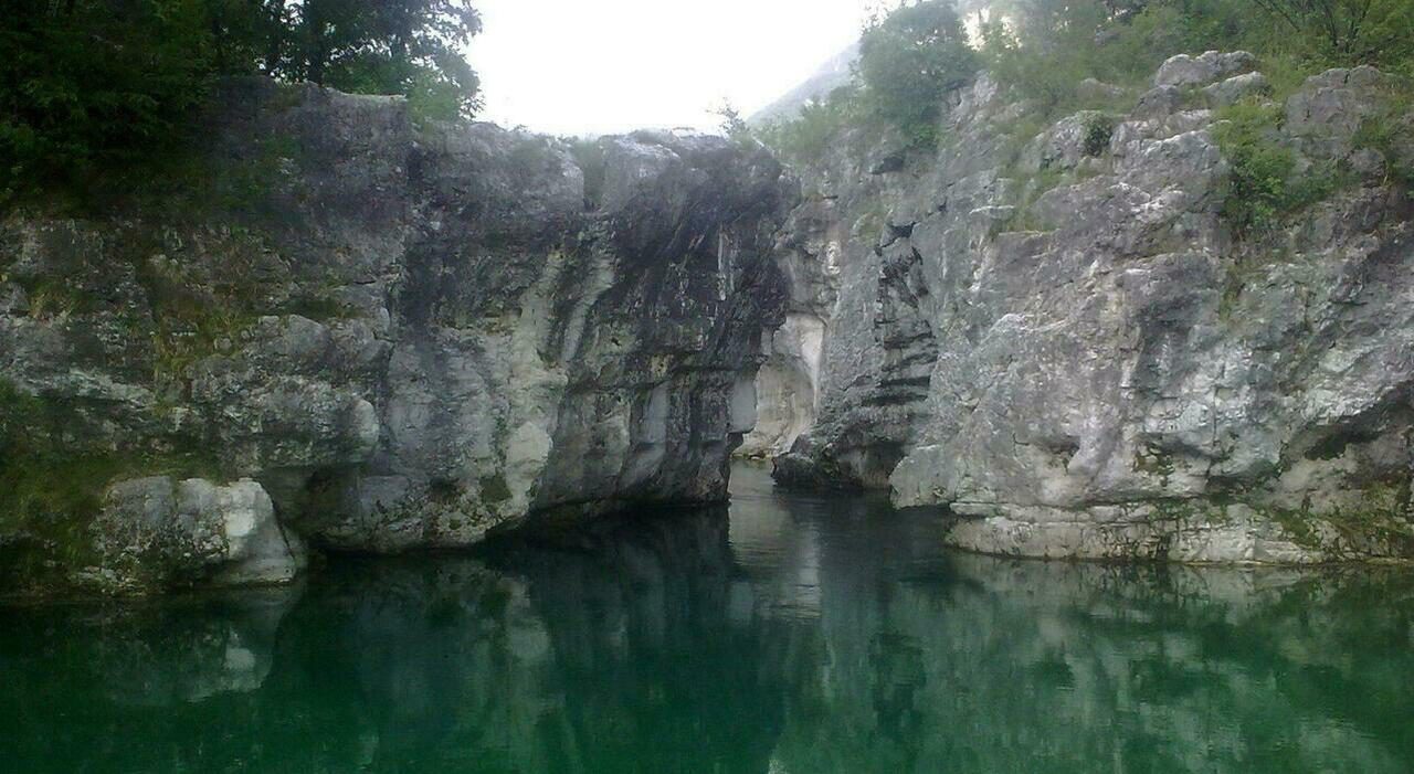 Muore a 21 anni nel torrente Astico scivolato tra le rocce durante Pasquetta Muore a 21 anni nel torrente Astico scivolato tra le rocce durante Pasquetta