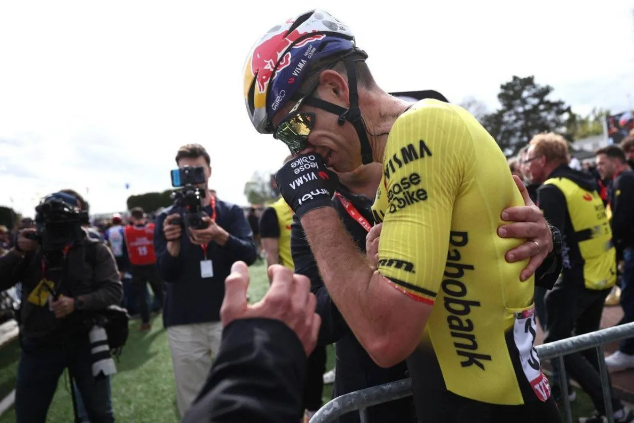 Wout Van Aert vince la Parigi-Roubaix, Pogacar battuto allo sprint
