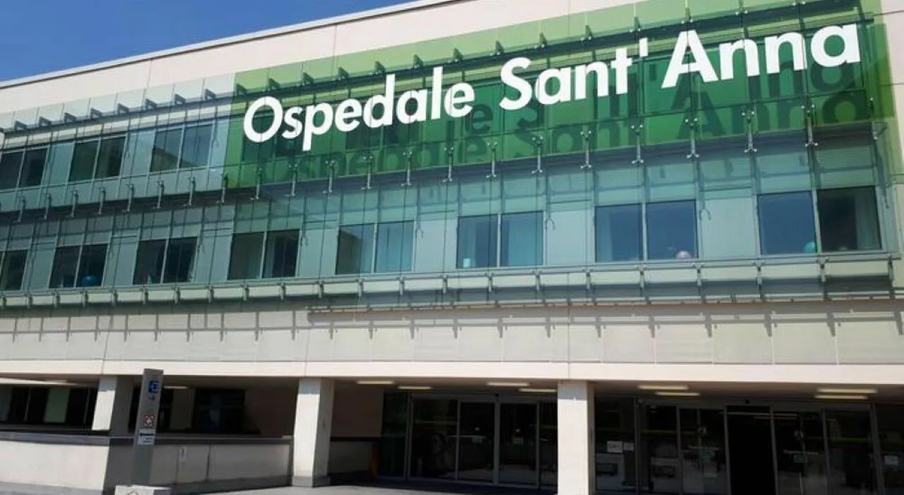 Como, donna si spara in ospedale con una pistola portata da casa Como, donna si spara in ospedale con una pistola portata da casa