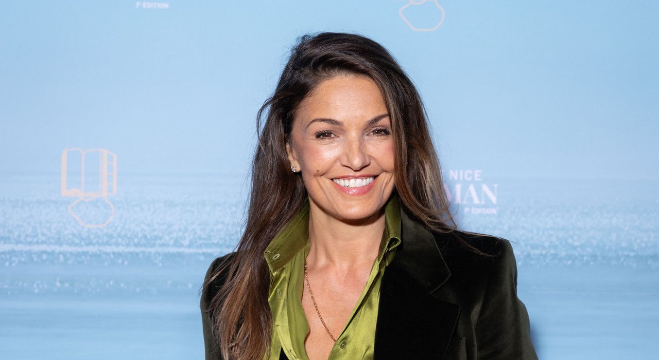 Nadia Farès in coma dopo malore in piscina a Parigi Nadia Farès in coma dopo malore in piscina a Parigi