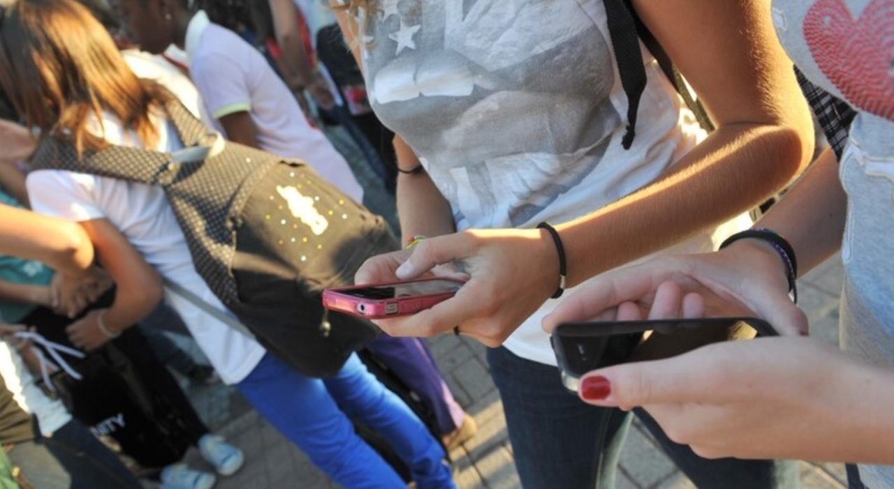 Social vietati ai minori, l Social vietati ai minori, l