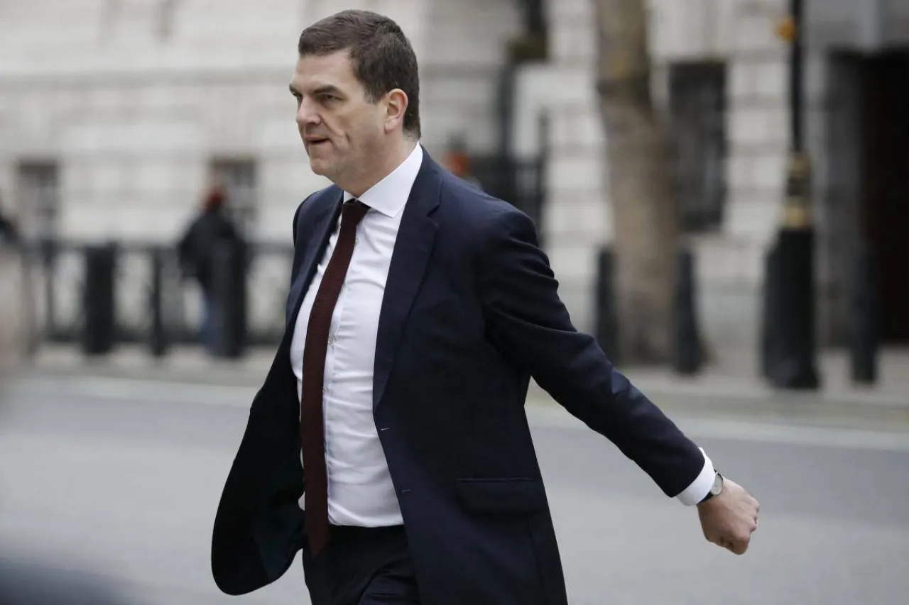 Caso Epstein, caos nel governo Starmer e dimissioni al vertice del Foreign Office