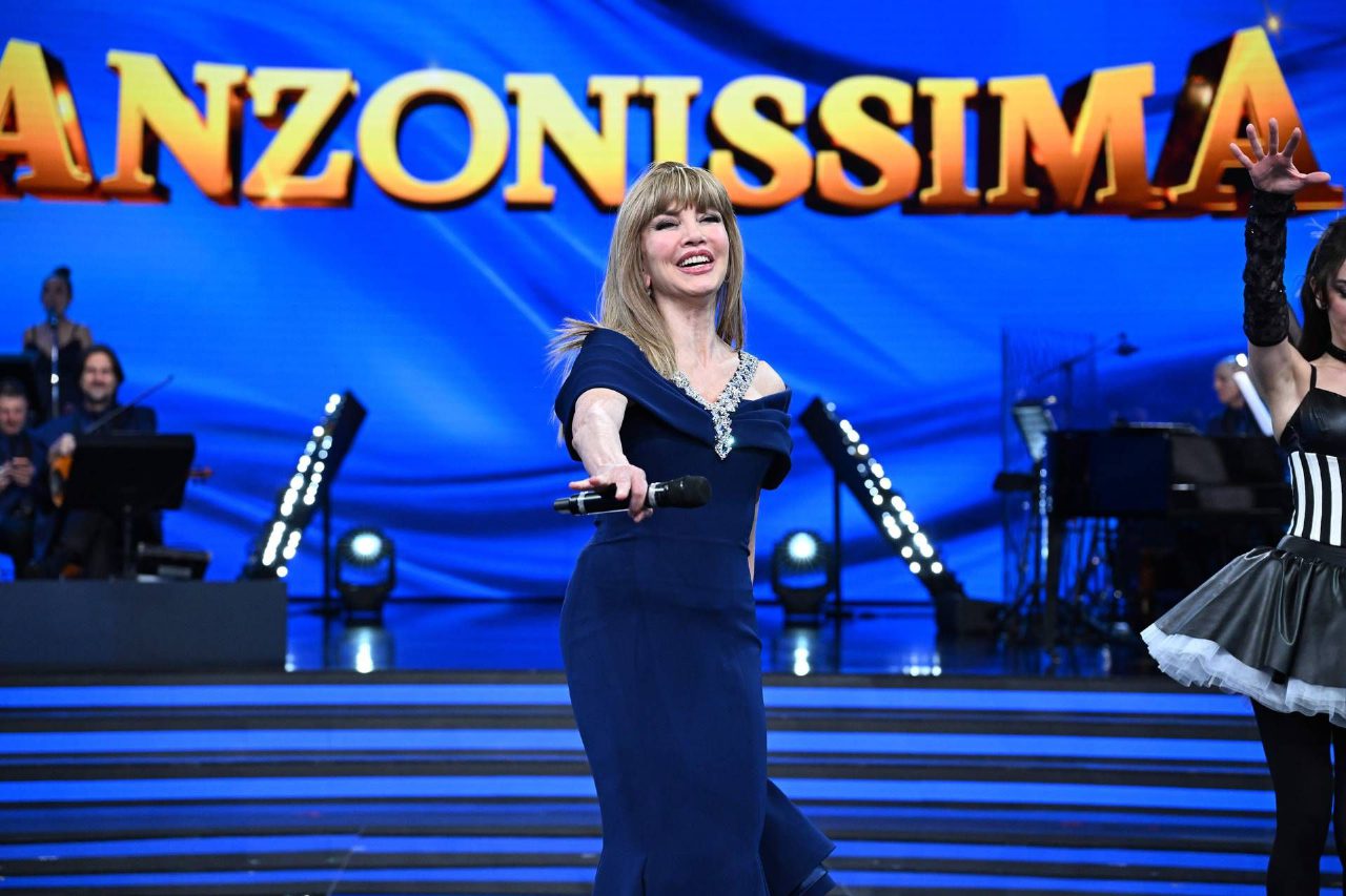 Stasera Canzonissima su Rai1 omaggia Loretta Goggi e la grande musica italiana