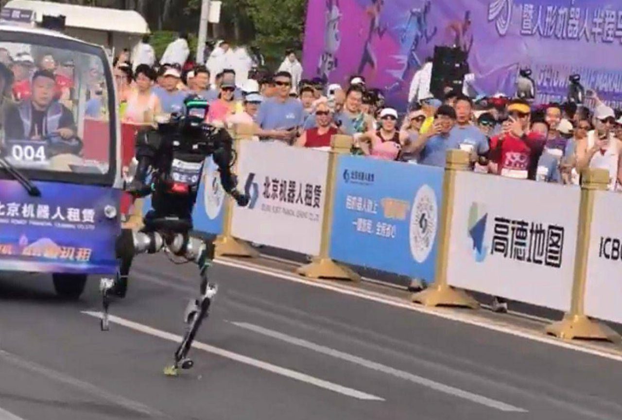 Robot umanoide vola nella mezza maratona di Pechino e supera il record mondiale