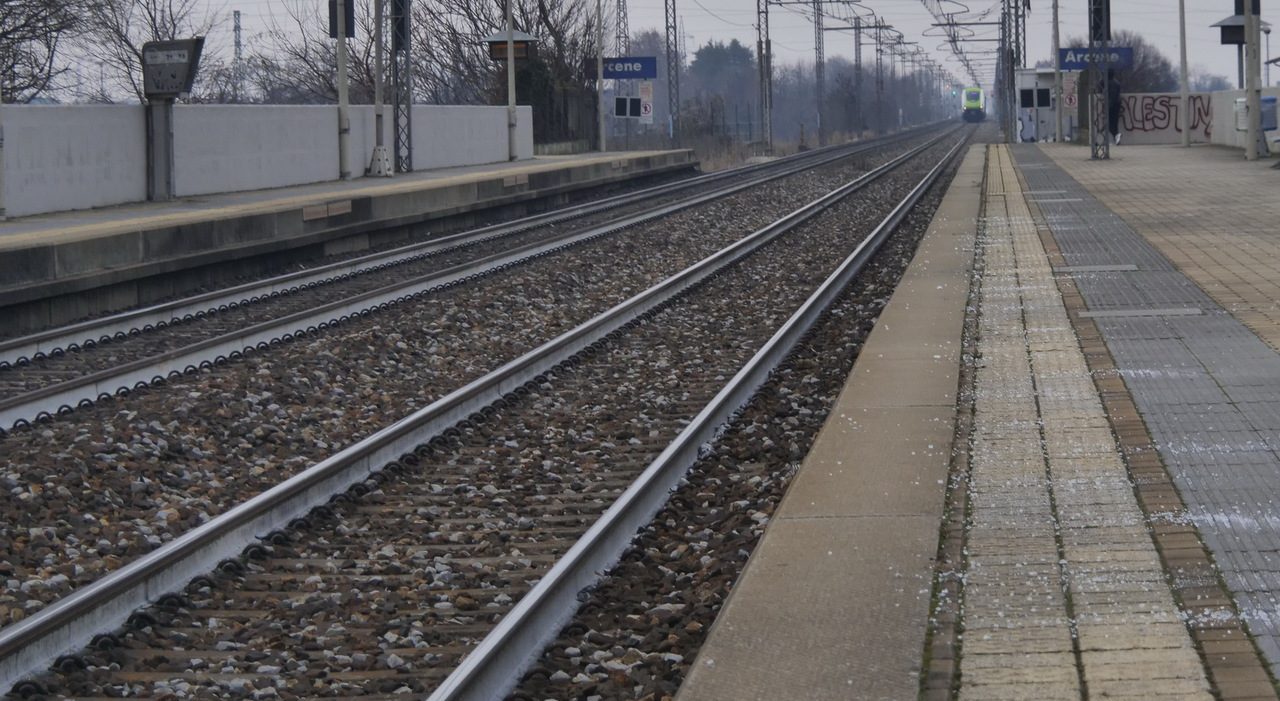 Scontro tra treni sulla Milano-Genova, linea sospesa e ritardi fino a 200 minuti