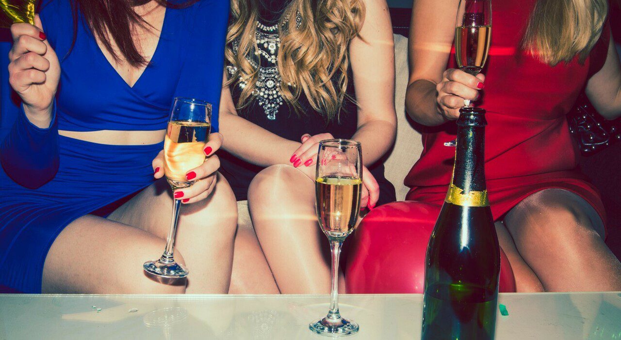 Milano, escort di lusso per vip e calciatori durante le feste della movida: quattro arresti e sequestri milionari