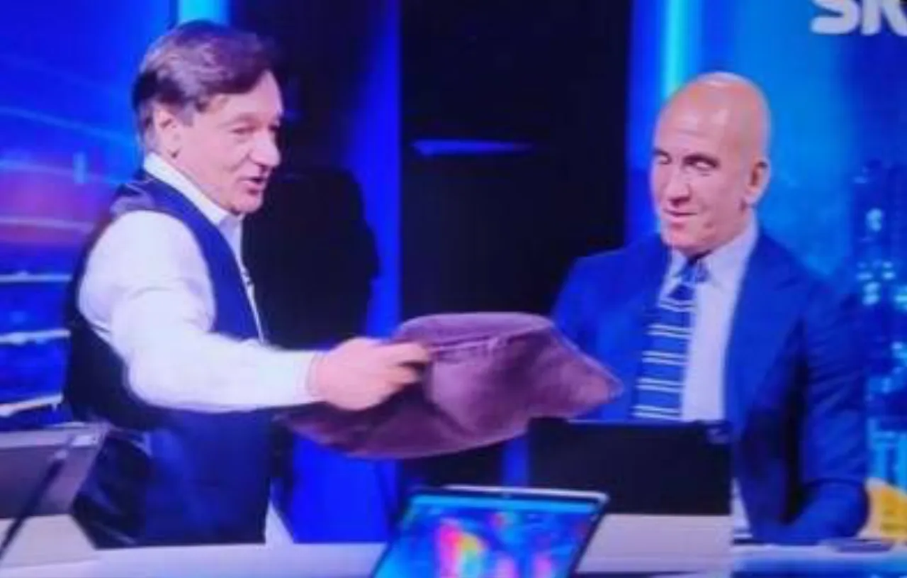 Caressa ironizza su Di Canio e porta un cuscino in studio dopo le testate al tavolo