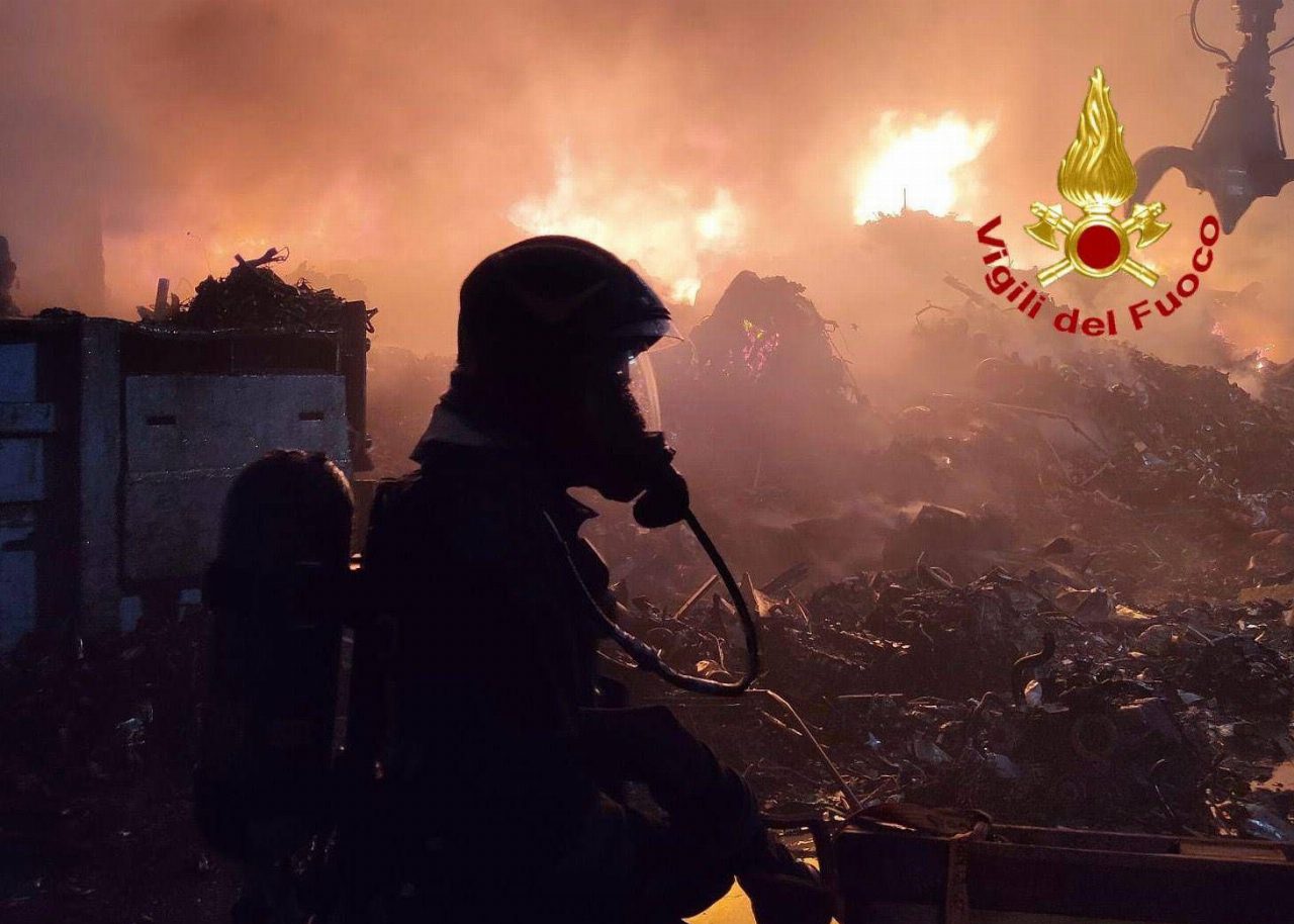 Maxi incendio a Bollate nella ditta di smaltimento rifiuti, notte di interventi dei vigili del fuoco
