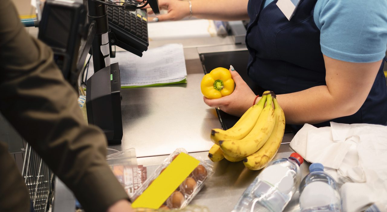 Licenziata a 55 anni per due barrette addebitate ai clienti, la cassiera contesta e avvia ricorso