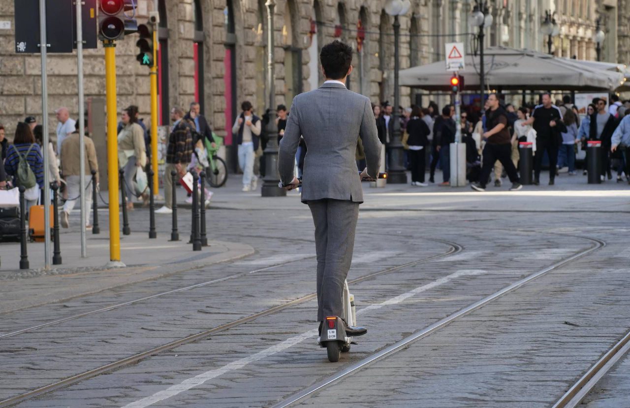 Assicurazione monopattini elettrici obbligatoria dal 16 luglio, targa entro 16 maggio e multe fino a 400 euro