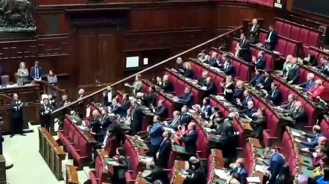 Decreto sicurezza approvato alla Camera tra proteste, canti Bella Ciao e Inno d