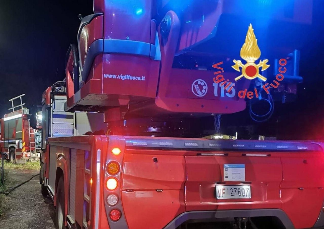 Auto in fiamme sulla Siena-Grosseto, morto un uomo di 37 anni dopo l