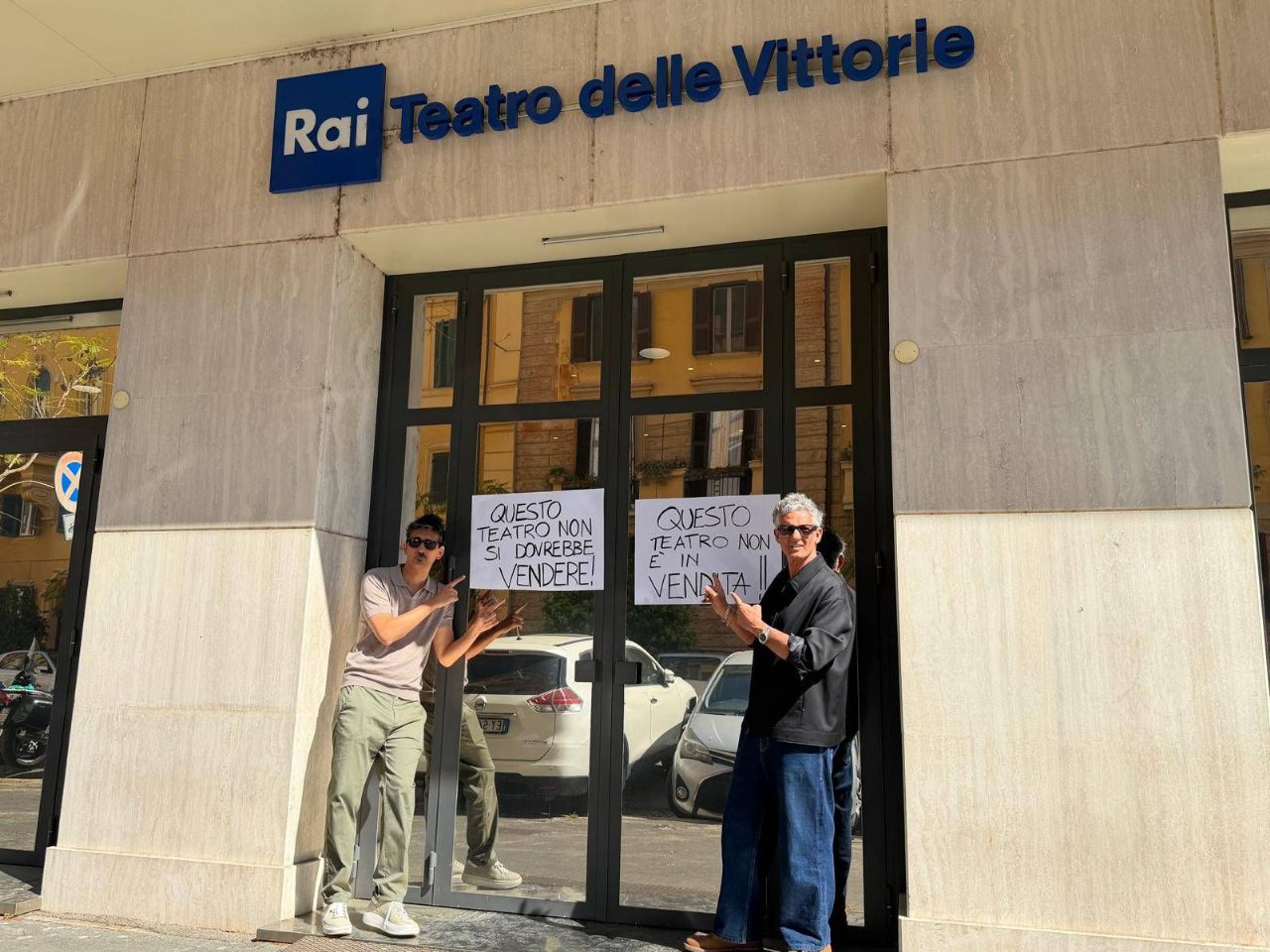 Fiorello contro la vendita del Teatro delle Vittorie a Roma: appello per salvare lo storico simbolo Rai