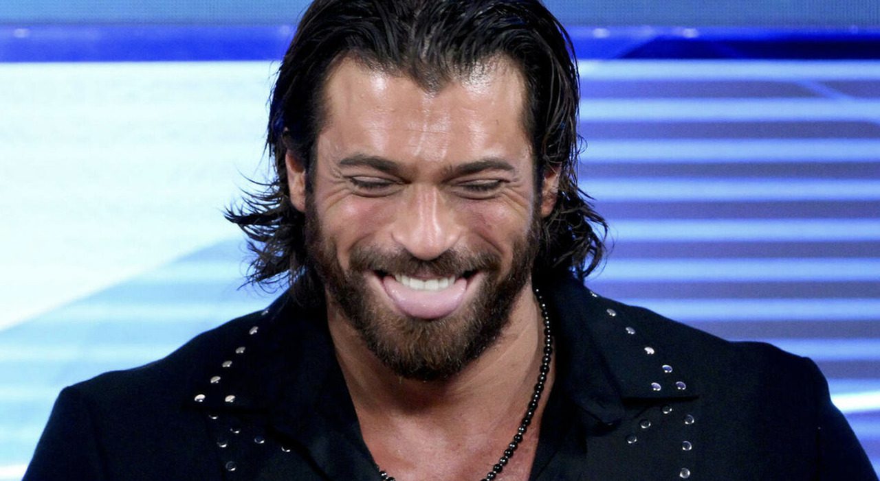 Can Yaman lascia i ruoli da eroe dopo Sandokan e punta sulla commedia per cambiare immagine