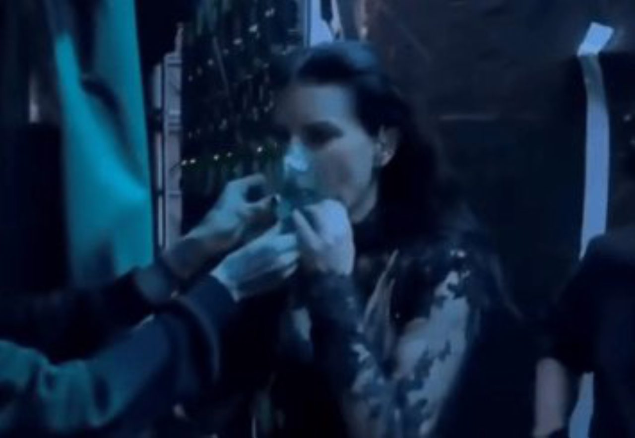 Laura Pausini si ferma sul palco a Quito per un malore da altitudine e riprende a cantare con l