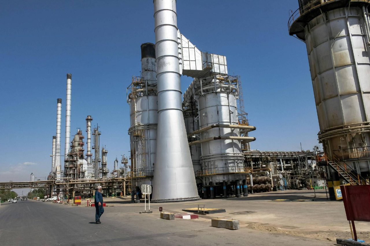 Iran in crisi per il petrolio invenduto, Teheran usa depositi improvvisati mentre crollano le esportazioni