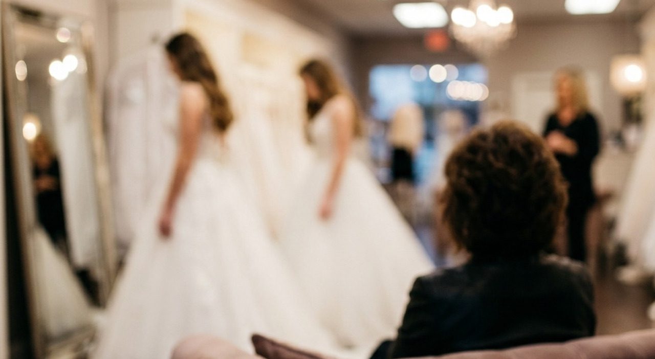 Raven Blakley, malata di cancro terminale vive con le figlie la prova degli abiti da sposa