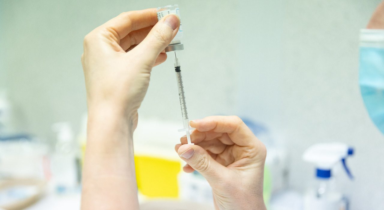 Vaccino combinato Covid e influenza, via libera Ue al siero Moderna per over 50