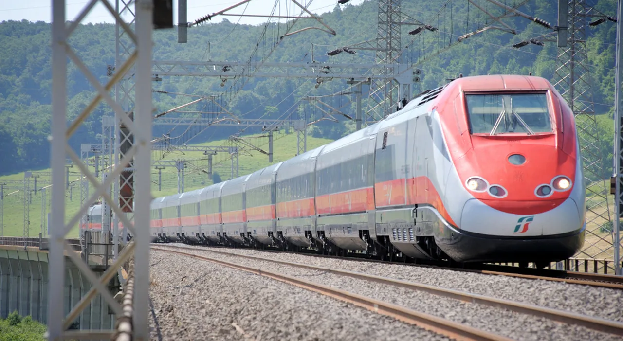 Frecciarossa fermo a Montesilvano, tranciati i cavi elettrici e 125 passeggeri bloccati