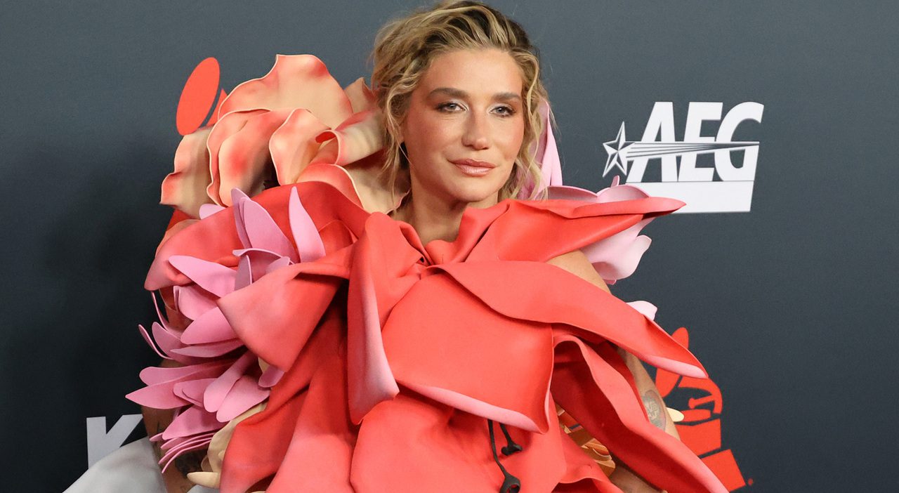 Kesha racconta i suoi rituali esoterici, dalla placenta trasformata in collana ai denti usati come gioielli