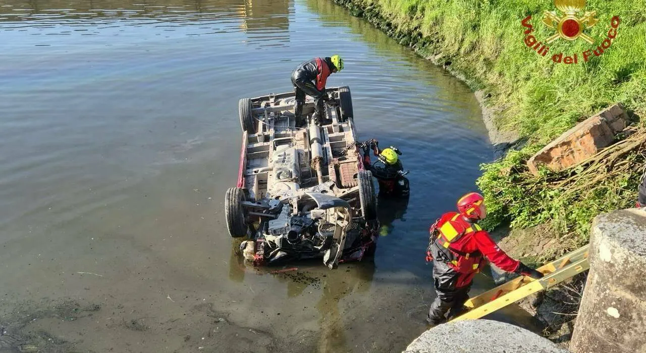 Chioggia, minivan finisce nel canale all