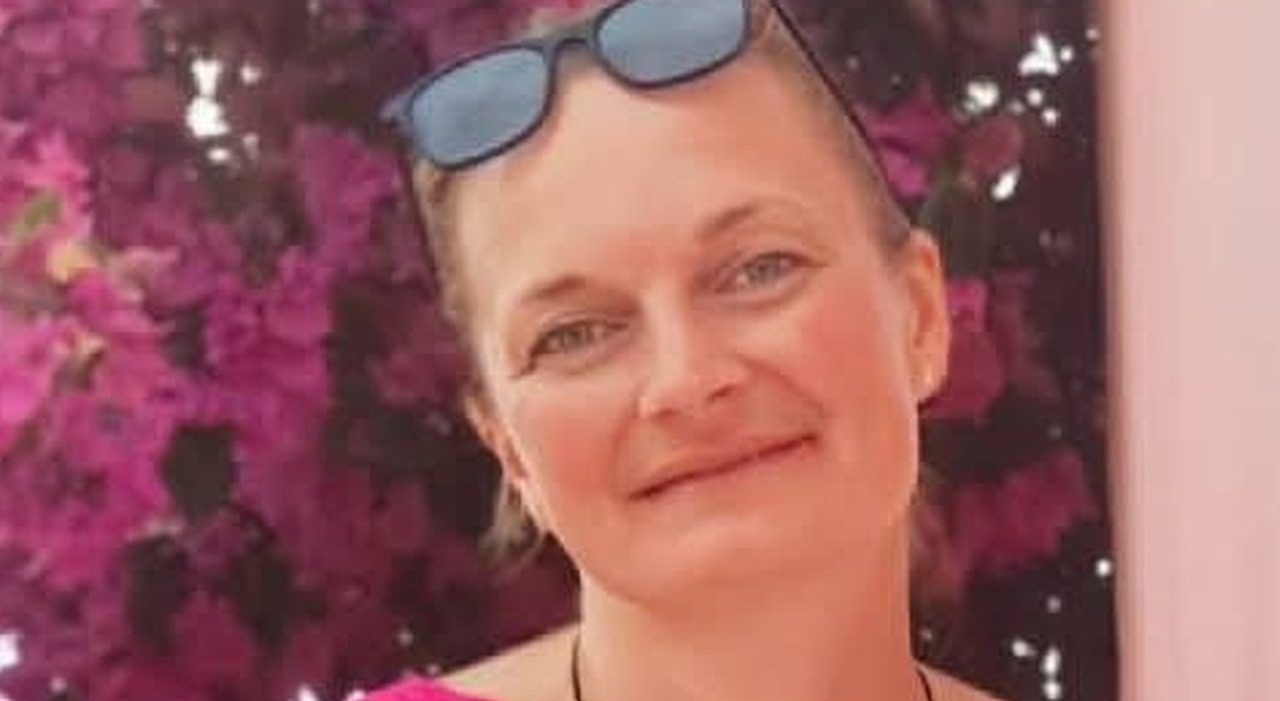 Cristina Basso muore a 46 anni dopo un malore, il marito la trova sul divano al rientro da scuola