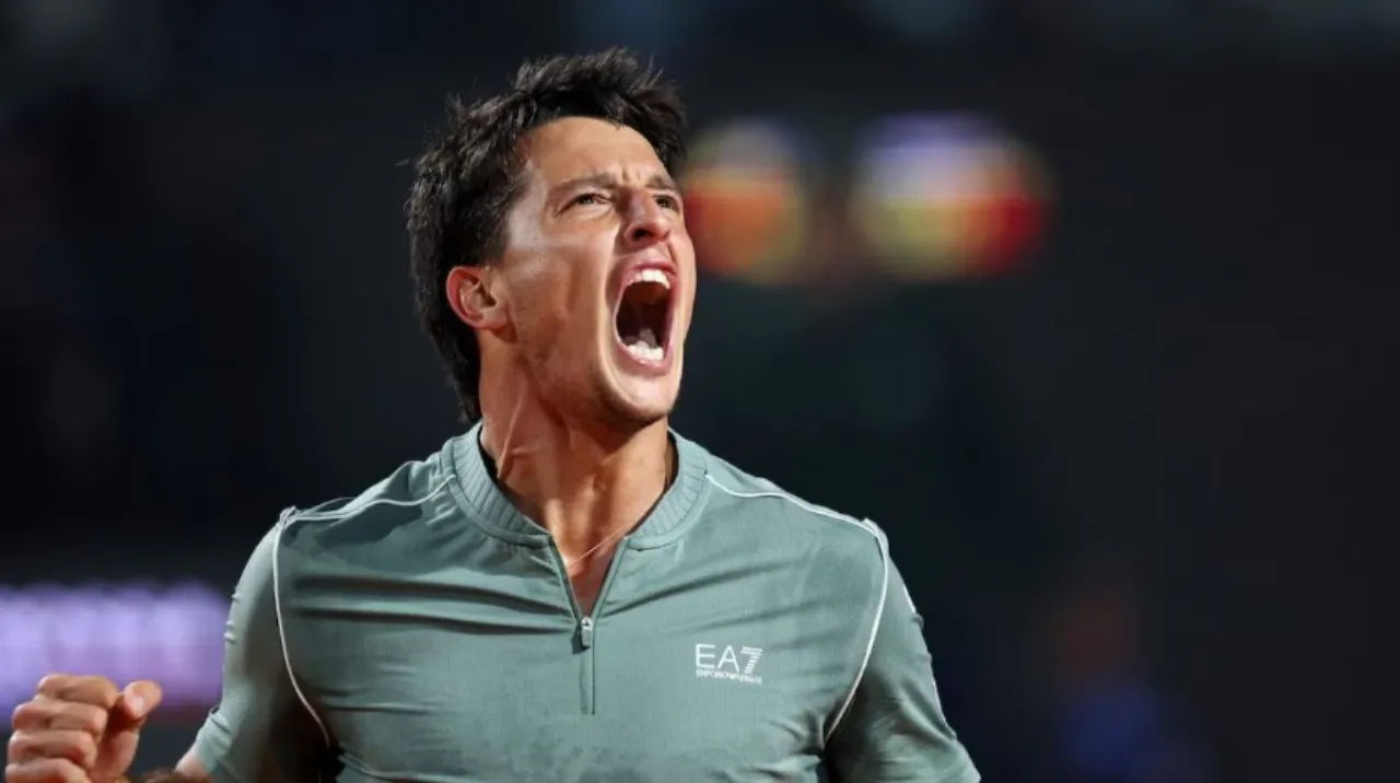 Luciano Darderi vola in semifinale a Roma, battuto Jodar dopo una maratona finita alle 2 di notte Luciano Darderi vola in semifinale a Roma, battuto Jodar dopo una maratona finita alle 2 di notte