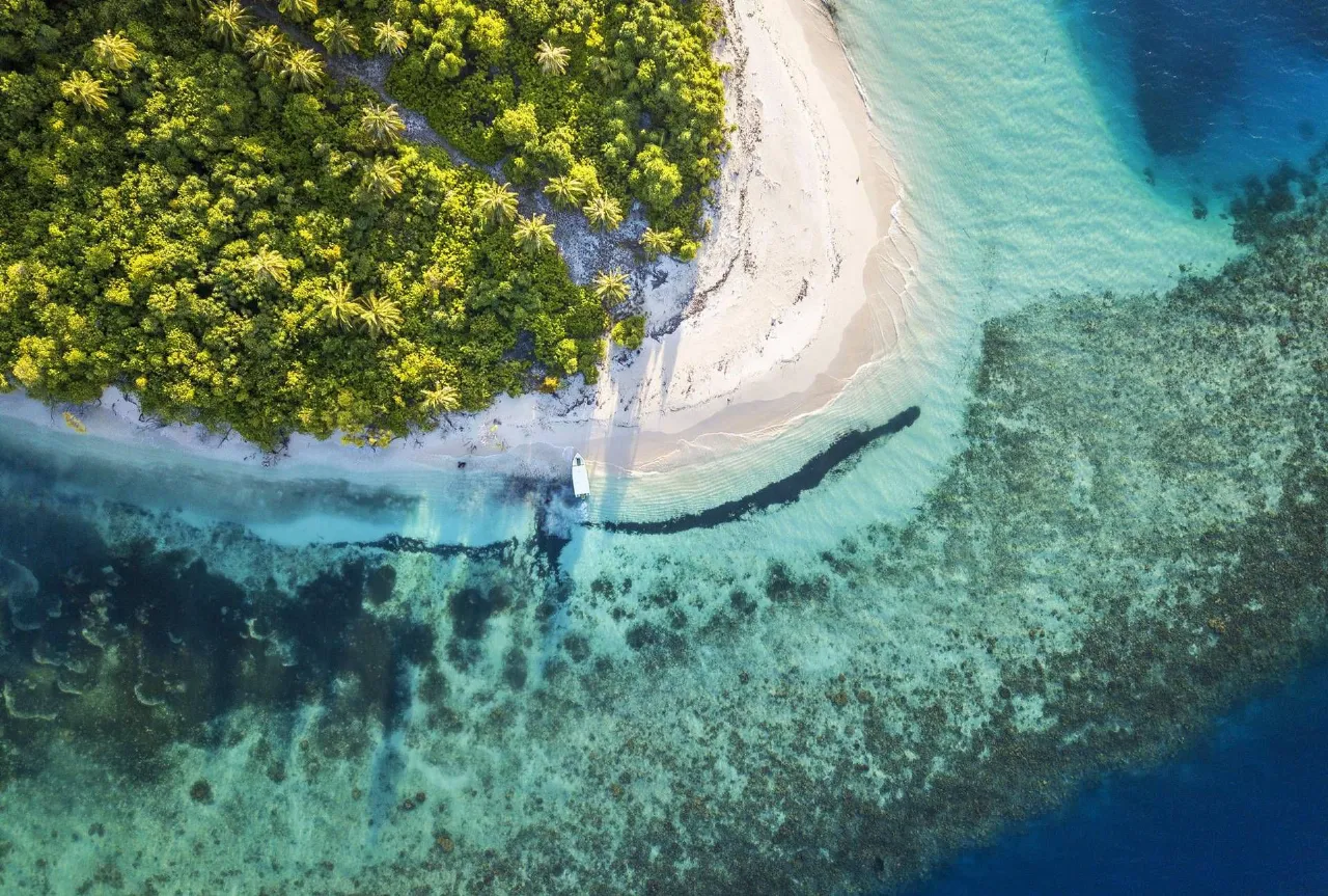 Italiani morti alle Maldive, maltempo e correnti rallentano il recupero dei corpi nella grotta Italiani morti alle Maldive, maltempo e correnti rallentano il recupero dei corpi nella grotta