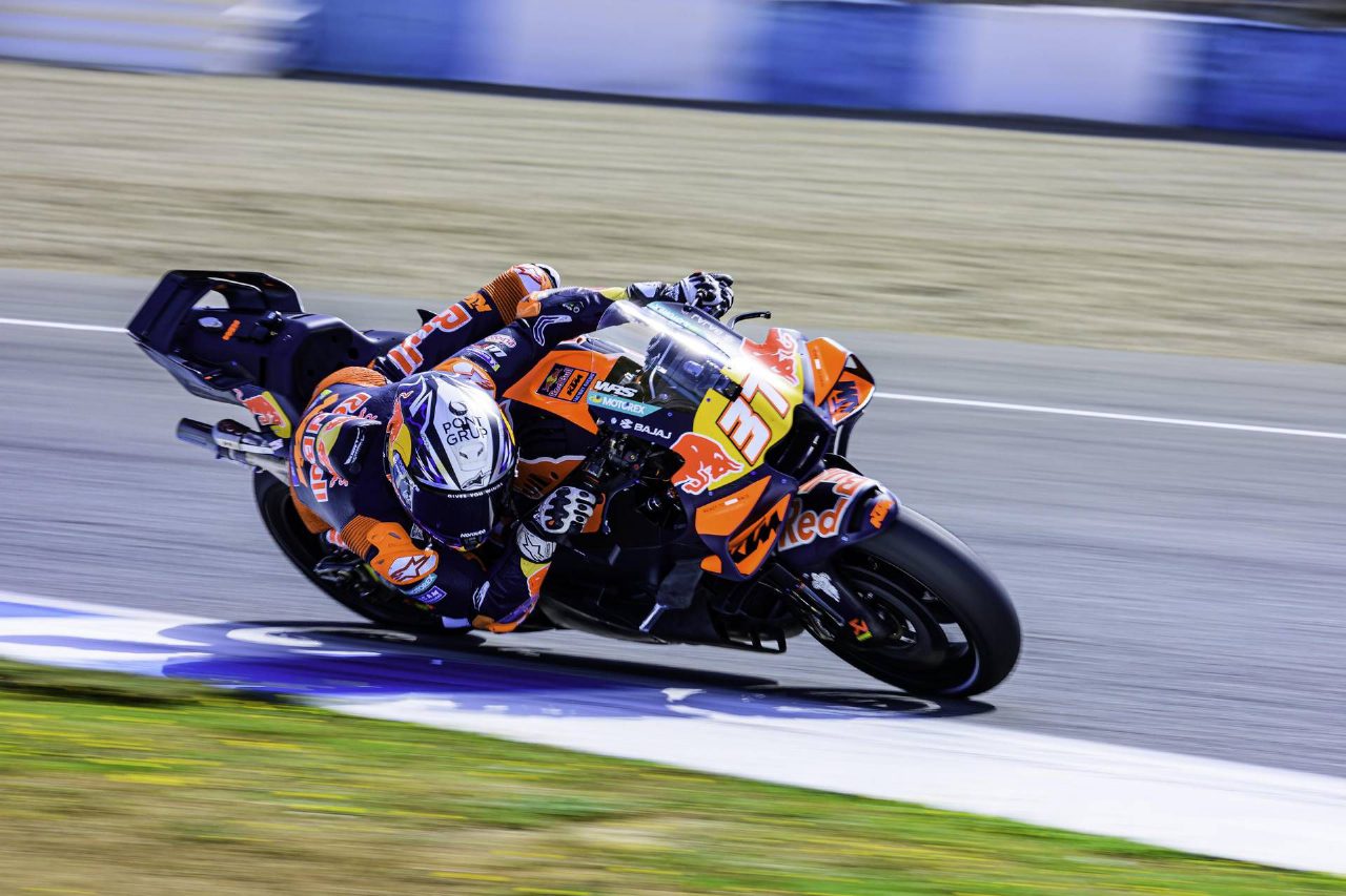 MotoGp a Barcellona, Acosta vola in pole davanti a Morbidelli mentre Bagnaia è solo tredicesimo