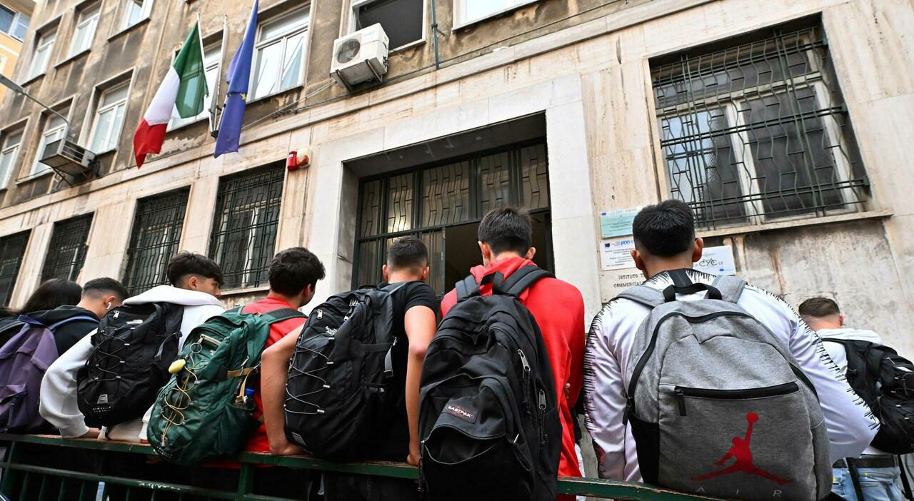 Palermo, trasporta 14 bambini in una Fiat 500L trasformata in scuolabus abusivo Palermo, trasporta 14 bambini in una Fiat 500L trasformata in scuolabus abusivo
