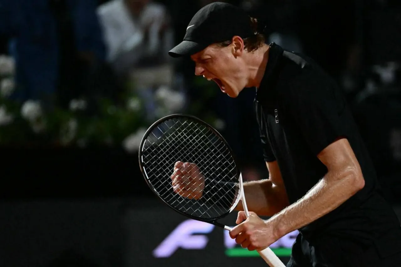 Sinner batte Medvedev dopo la pioggia, finale agli Internazionali di Roma contro Ruud