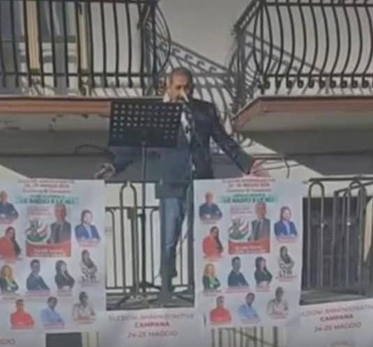 Agostino Chiarello travestito da Pinocchio al comizio di Campana, il video diventa virale Agostino Chiarello travestito da Pinocchio al comizio di Campana, il video diventa virale