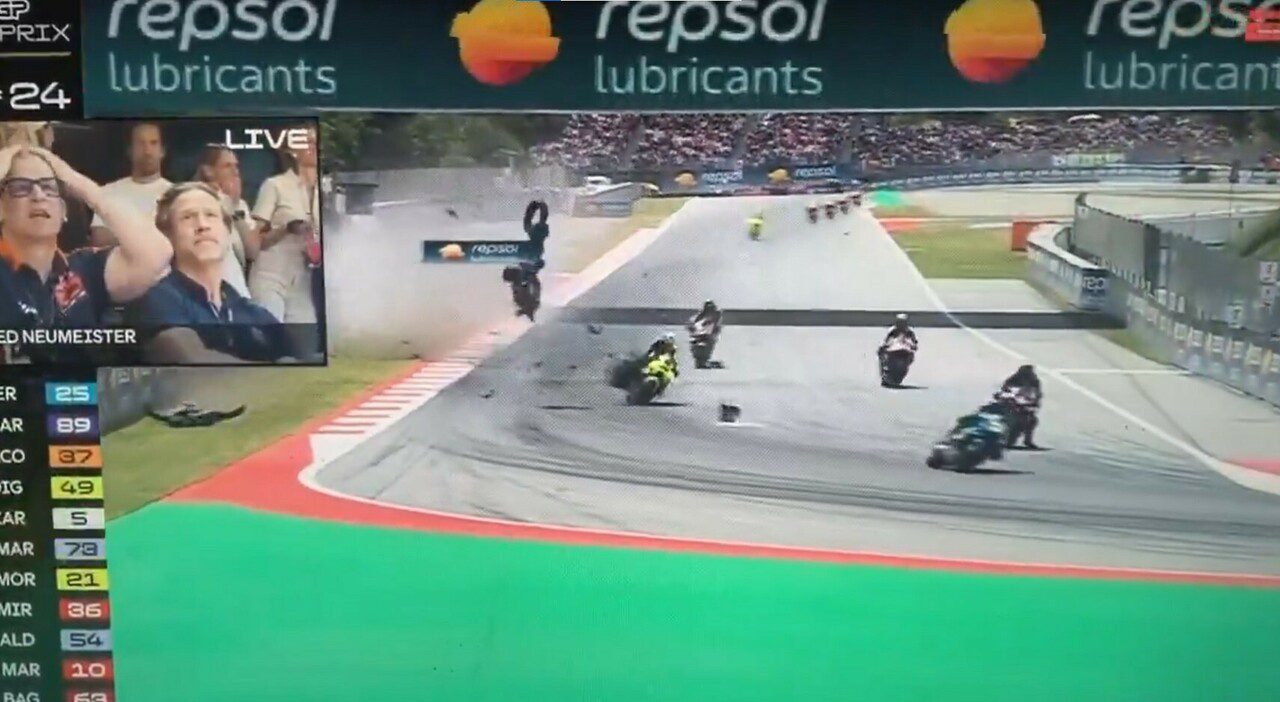 MotoGP a Barcellona, doppia bandiera rossa dopo gli incidenti di Márquez e Bagnaia