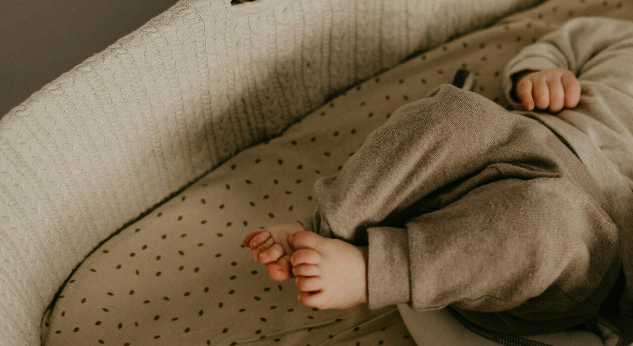 Chicago, madre accoltella la figlia neonata e si lancia dalla finestra del terzo piano