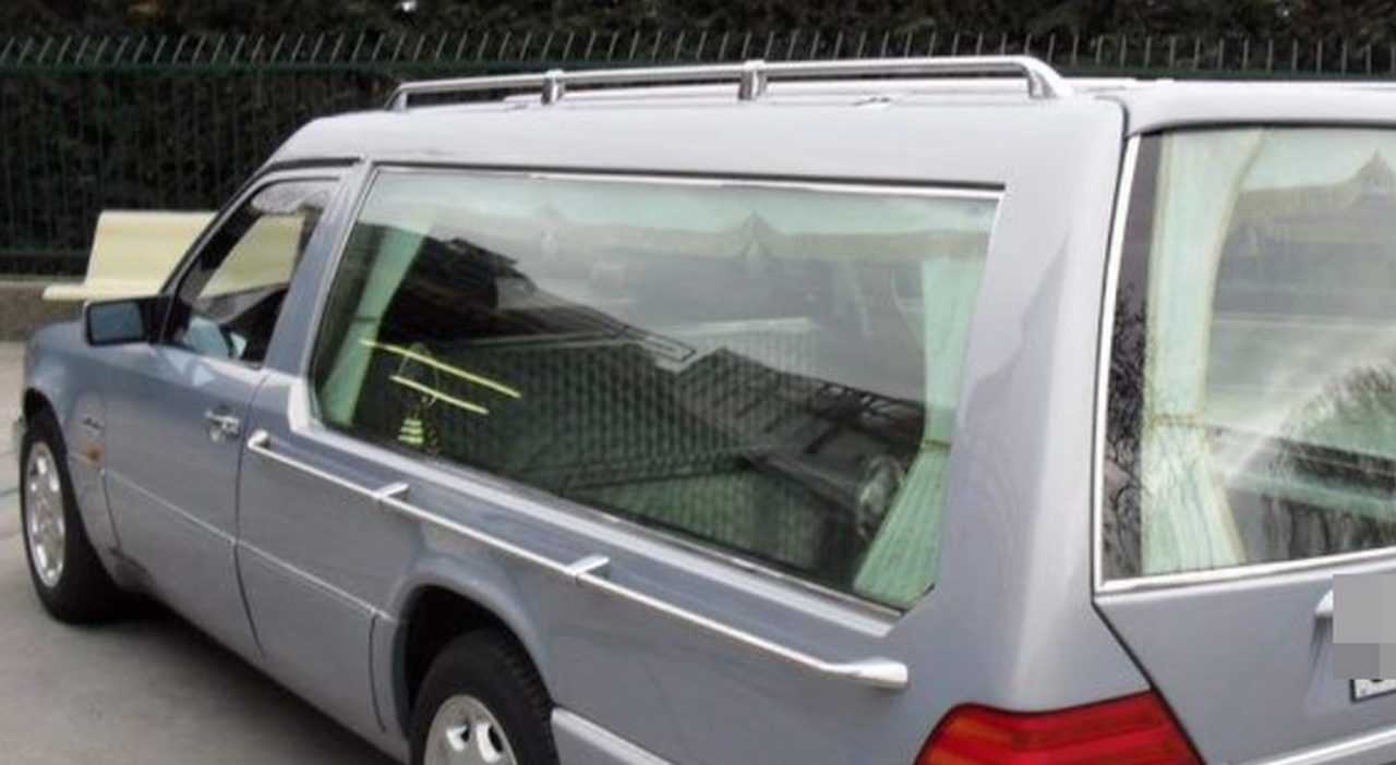 Belluno, carro funebre guidato da ragazzi ubriachi nella notte: uno viaggiava nel posto della bara Belluno, carro funebre guidato da ragazzi ubriachi nella notte: uno viaggiava nel posto della bara