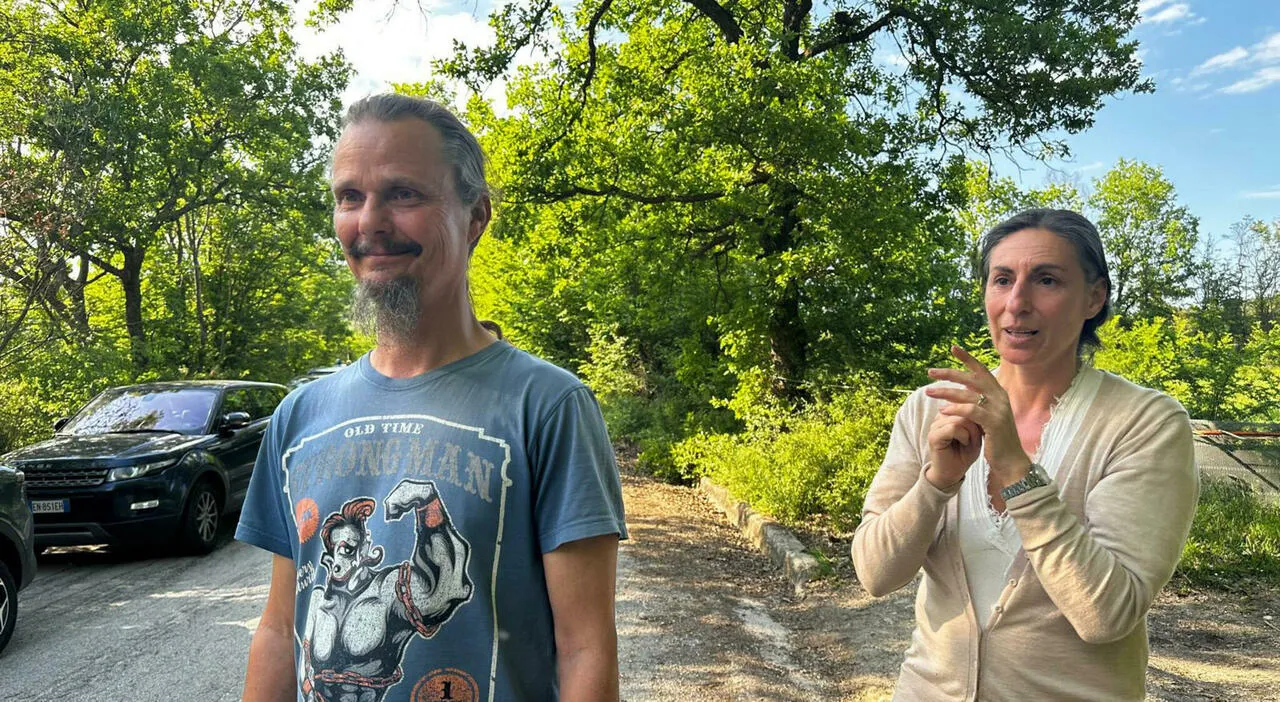 Famiglia del bosco, Nathan e Catherine pronti al trasferimento mentre continua la battaglia sui figli Famiglia del bosco, Nathan e Catherine pronti al trasferimento mentre continua la battaglia sui figli