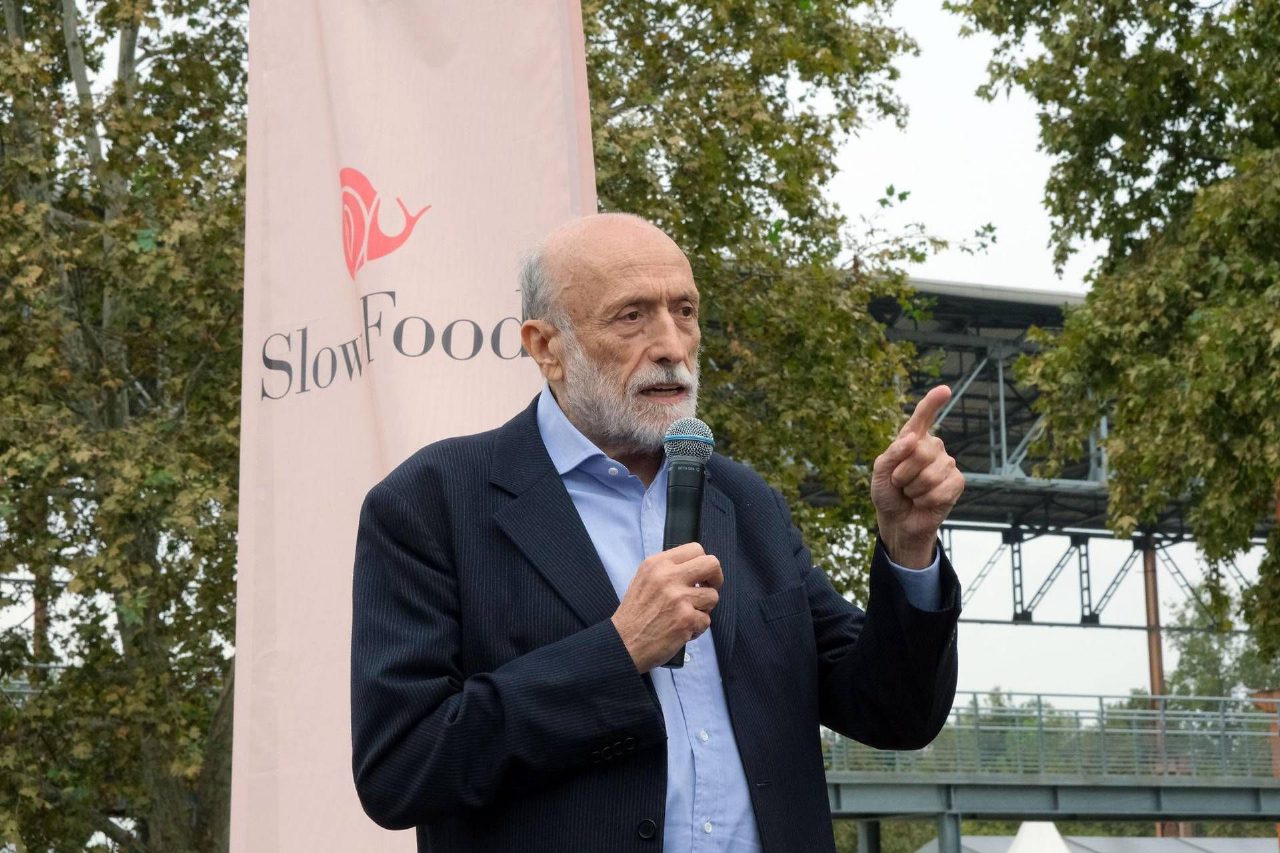 Carlo Petrini è morto a 76 anni, addio al fondatore di Slow Food e di Terra Madre Carlo Petrini è morto a 76 anni, addio al fondatore di Slow Food e di Terra Madre