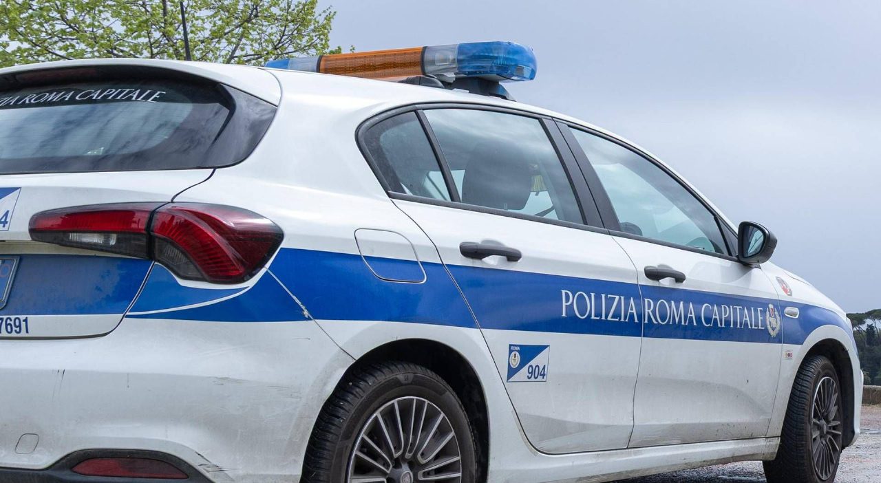 Roma, due bambini lasciati soli in auto al sole vicino via del Corso: madre denunciata Roma, due bambini lasciati soli in auto al sole vicino via del Corso: madre denunciata