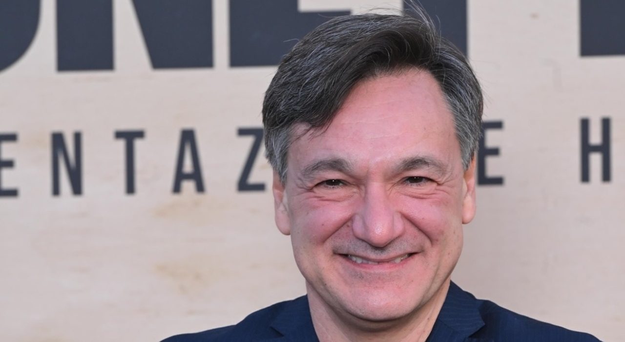 Fabio Caressa e i 60 anni, il segreto del matrimonio con Benedetta Parodi e il rapporto con i soldi