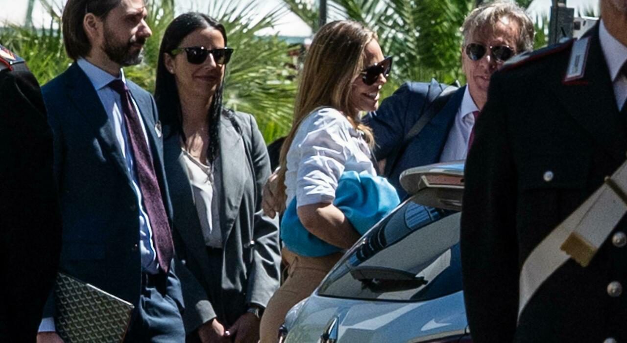 Ilary Blasi in tribunale a Roma, la borsa da 3.800 euro riaccende il caso con Totti Ilary Blasi in tribunale a Roma, la borsa da 3.800 euro riaccende il caso con Totti