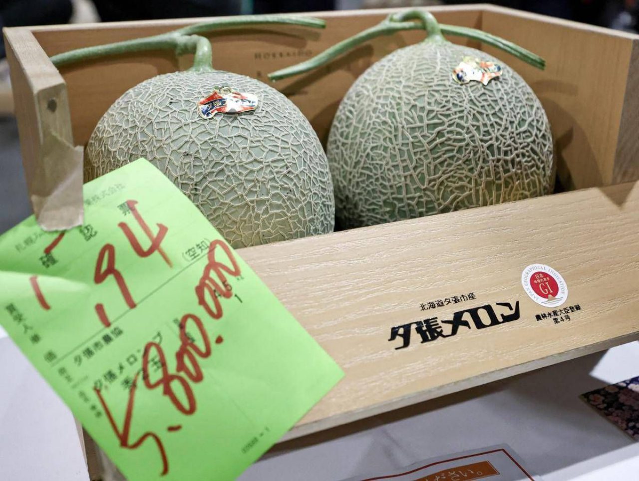Giappone, due meloni Yubari venduti all Giappone, due meloni Yubari venduti all