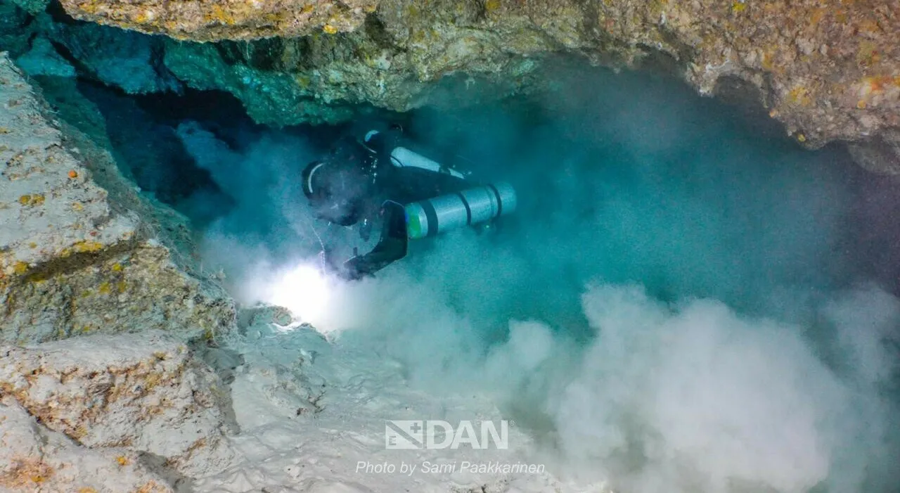 Maldive, le foto della grotta Kandu mostrano il recupero dei sub italiani morti a 60 metri Maldive, le foto della grotta Kandu mostrano il recupero dei sub italiani morti a 60 metri