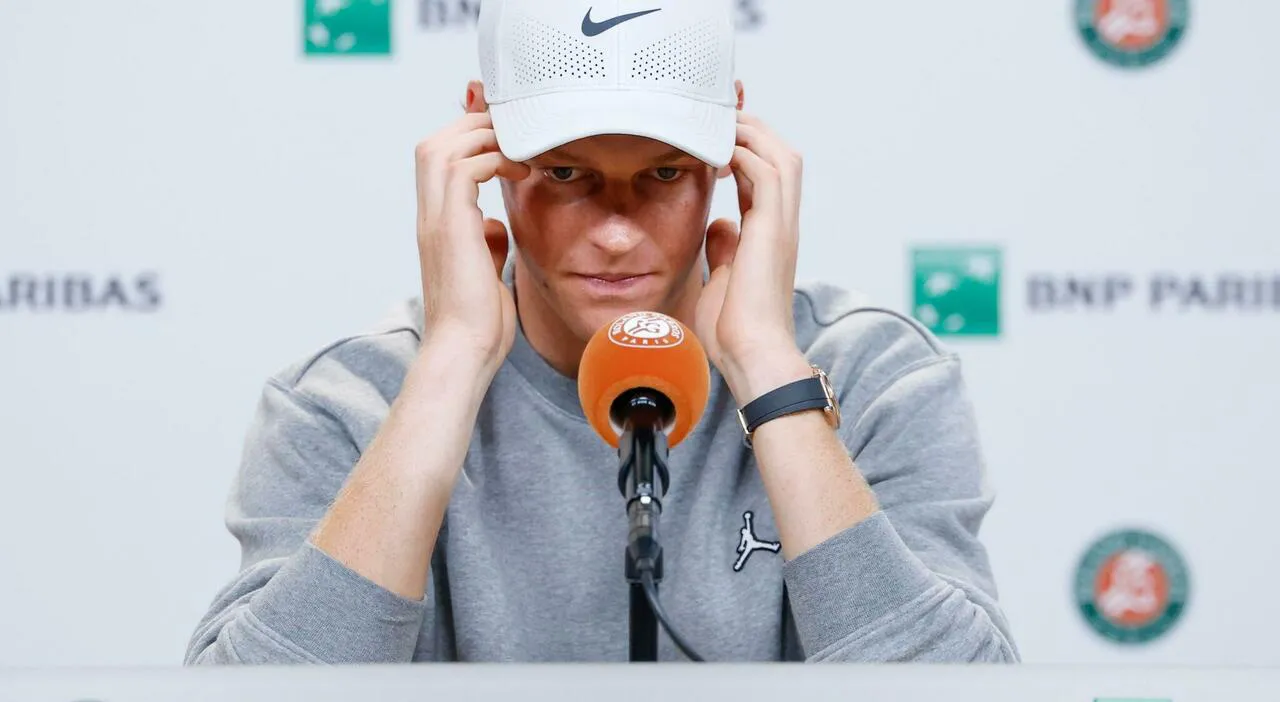 Sinner al Roland Garros, caldo record a Parigi e dubbi sui regolamenti per i match Sinner al Roland Garros, caldo record a Parigi e dubbi sui regolamenti per i match